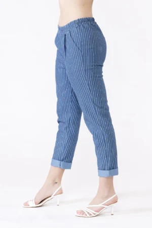 PANTALONE rigato con risvolti alle caviglie e comoda chiusura a elastico