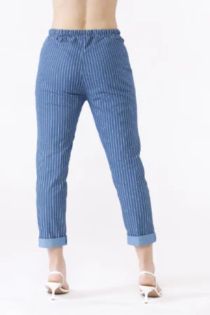 PANTALONE rigato con risvolti alle caviglie e comoda chiusura a elastico