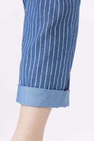 PANTALONE rigato con risvolti alle caviglie e comoda chiusura a elastico