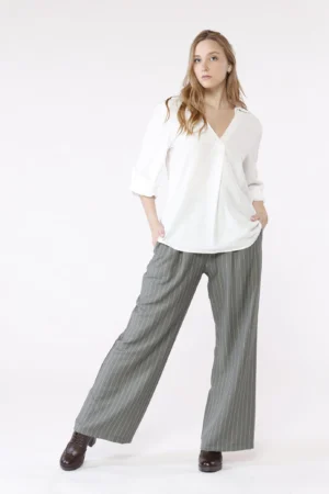 PANTALONE rigato wide leg con comoda chiusura a elastico