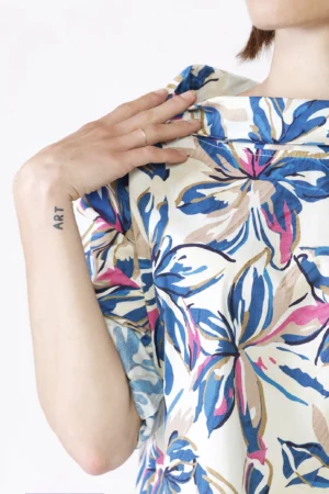 BLUSA fantasia di fiori con scollo a barchetta e manica a tre quarti