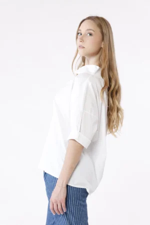 BLUSA monocolore con scollo a barca risvoltato e manica ampia