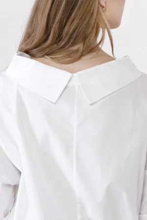 BLUSA monocolore con scollo a barca risvoltato e manica ampia