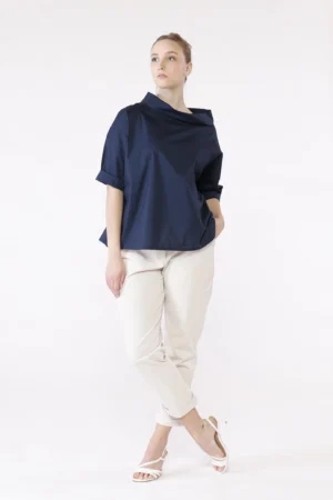 BLUSA monocolore con scollo a barca risvoltato e manica ampia