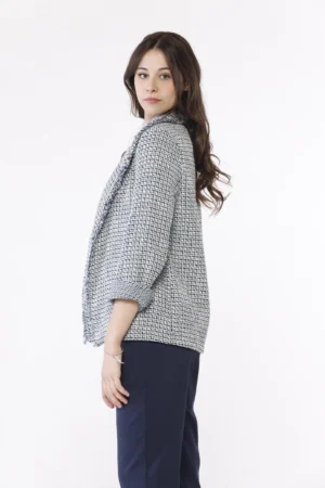 GIACCA motivo chanel con collo reverse sfrangiato e manica risvoltata