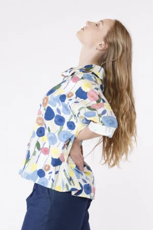 BLUSA fantasia di fiori con scollo a barca risvoltato e manica ampia