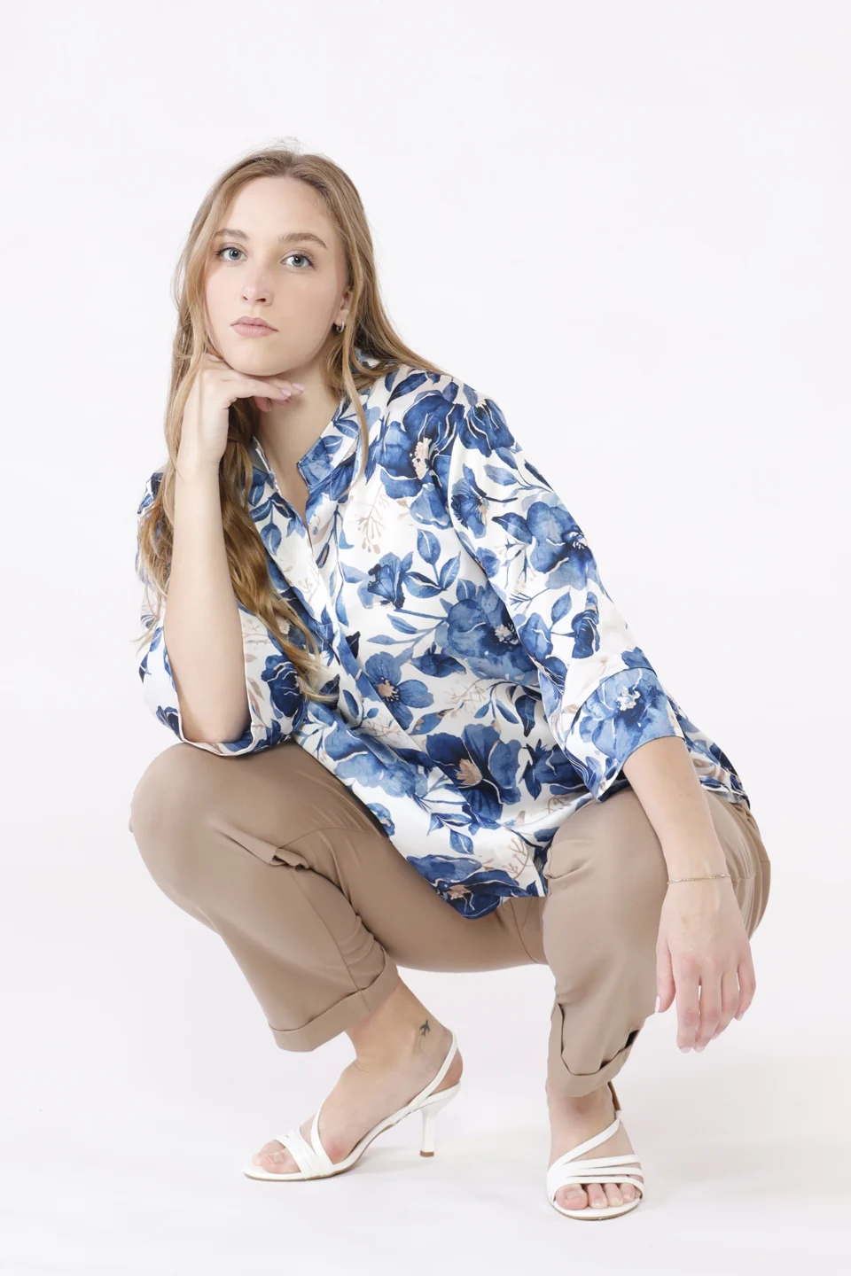 BLUSA stampa fantasia di fiori ampia e con colletto alla coreana aperto a V ONEWORLD HYBRID