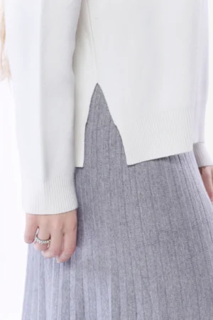 MAGLIA corta e ampia con girocollo alto e orli a coste