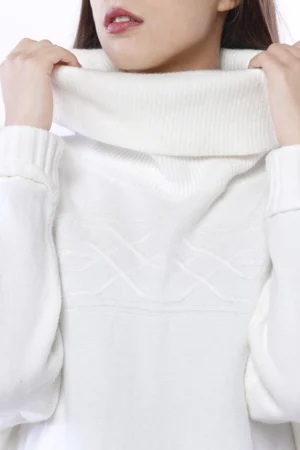 ABITO MAGLIA dolcevita con ricami orizzontali sul davanti e spacchetti laterali