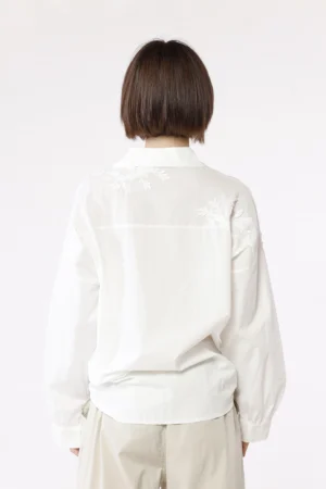 CAMICIA in cotone con fondo arrotondato e foglie ricamate