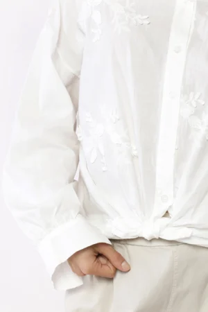 CAMICIA in cotone con fondo arrotondato e foglie ricamate