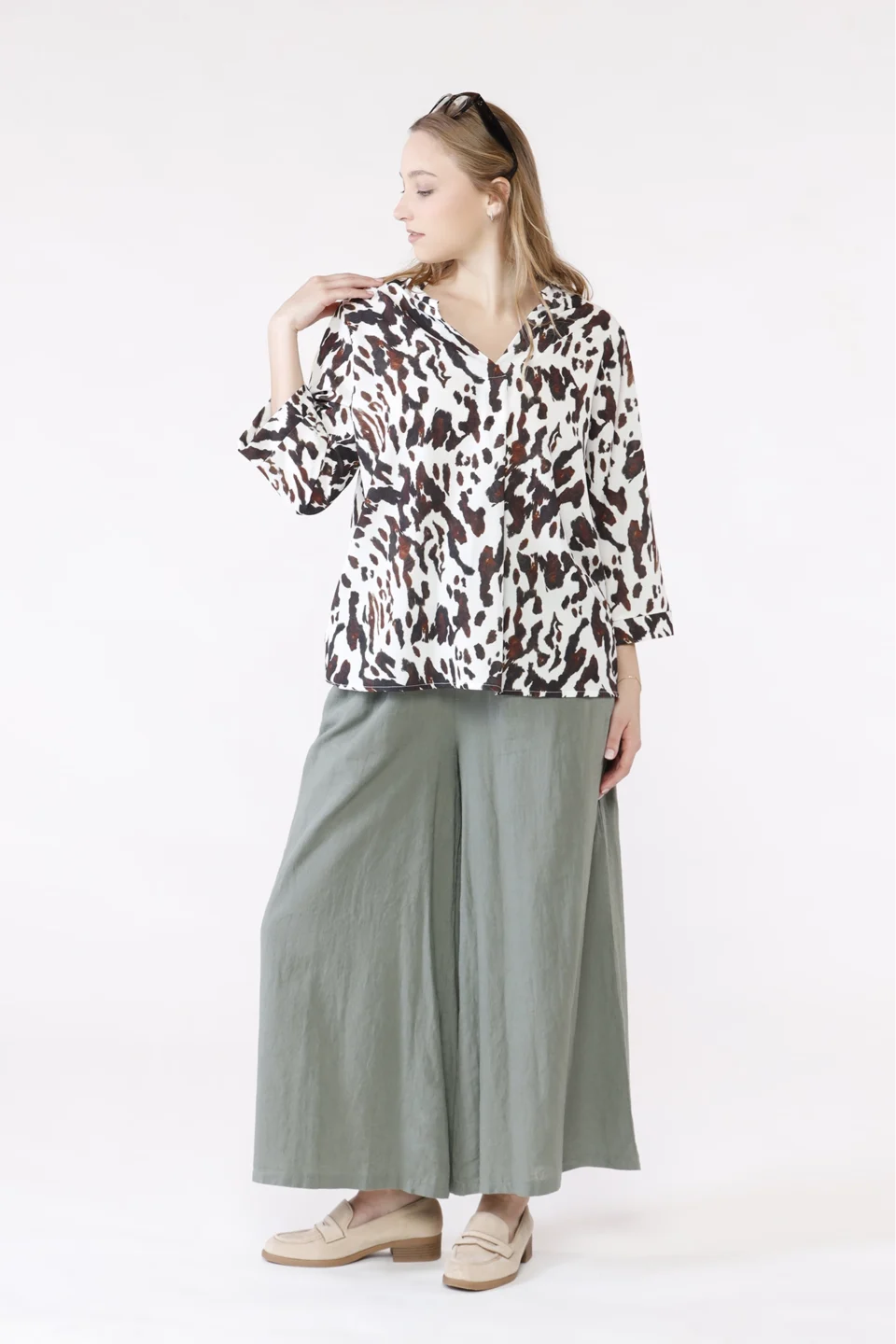 BLUSA maculata con manica a kimono e colletto alla coreana aperto a V ONEWORLD HYBRID