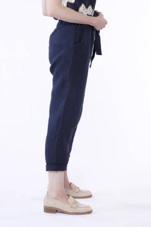 PANTALONE classico in puro lino con elegante nastro alla cintura e comode tasche laterali