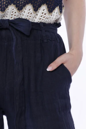 PANTALONE classico in puro lino con elegante nastro alla cintura e comode tasche laterali