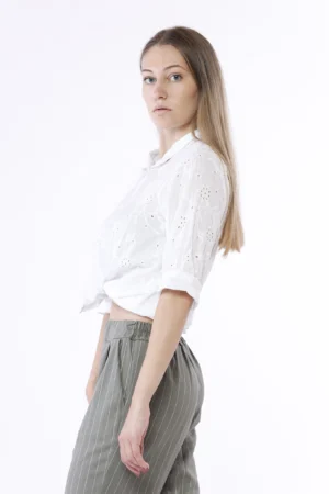 CAMICIA in fresco cotone con ricami ad occhiello ed elegante colletto alla coreana