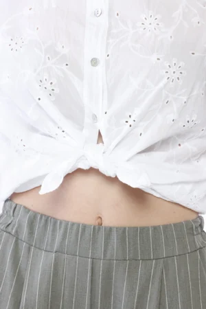 CAMICIA in fresco cotone con ricami ad occhiello ed elegante colletto alla coreana