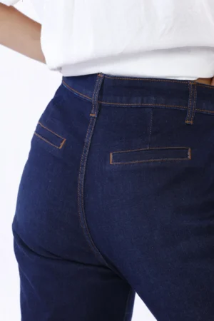 PANTALONE Jeans con spacchetti laterali sul fondo e chiusura a bottone