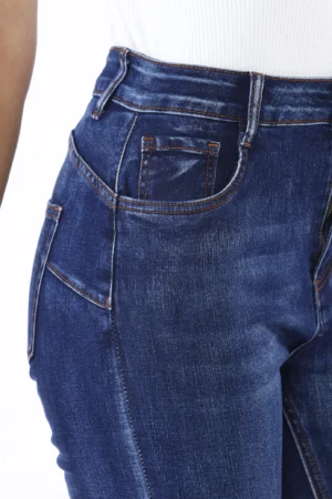 PANTALONE Jeans a zampa con chiusura a bottone