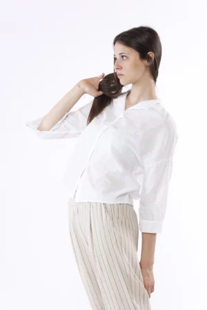 CAMICIA fresco cotone con graziosi ricami e colletto alla coreana