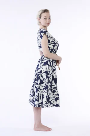 ABITO lungo con gonna stratificata e graziosa cintura