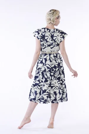 ABITO lungo con gonna stratificata e graziosa cintura