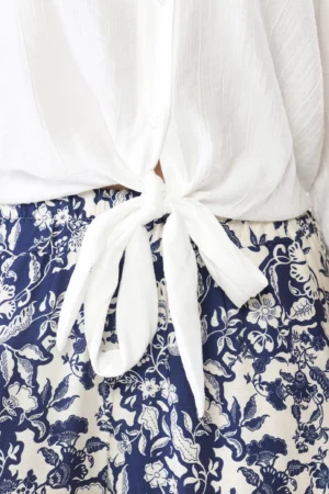 CAMICIA a manica lunga con bottoni di chiusura e nodo in vita