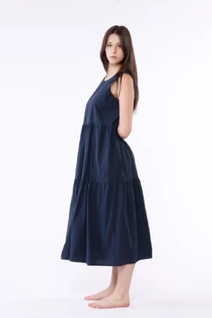 ABITO lungo smanicato con gonna stratificata e grazioso occhiello di chiusura alla nuca