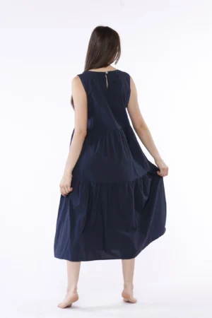 ABITO lungo smanicato con gonna stratificata e grazioso occhiello di chiusura alla nuca