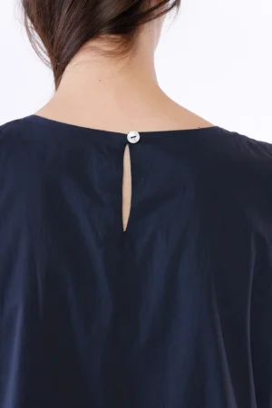 ABITO lungo smanicato con gonna stratificata e grazioso occhiello di chiusura alla nuca