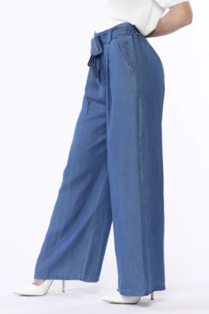 PANTALONE wide leg in tencell con nastro di chiusura in vita con passanti alla cintura e comode tasche laterali