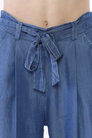PANTALONE wide leg in tencell con nastro di chiusura in vita con passanti alla cintura e comode tasche laterali
