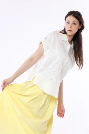 CAMICIA sangallo a manica corta con colletto alla francese e spacchetti laterali al fondo