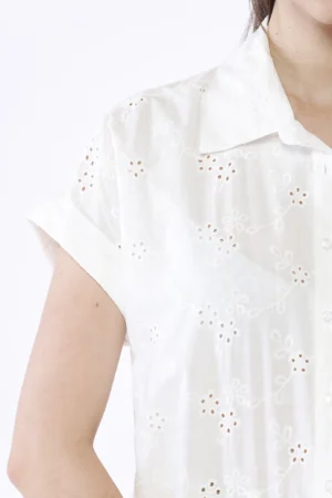 CAMICIA sangallo a manica corta con colletto alla francese e spacchetti laterali al fondo