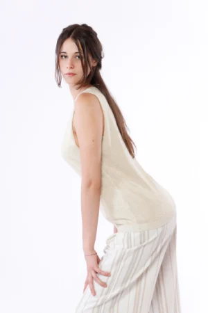 TOP a spalla larga con scollo a V e fondo a costine