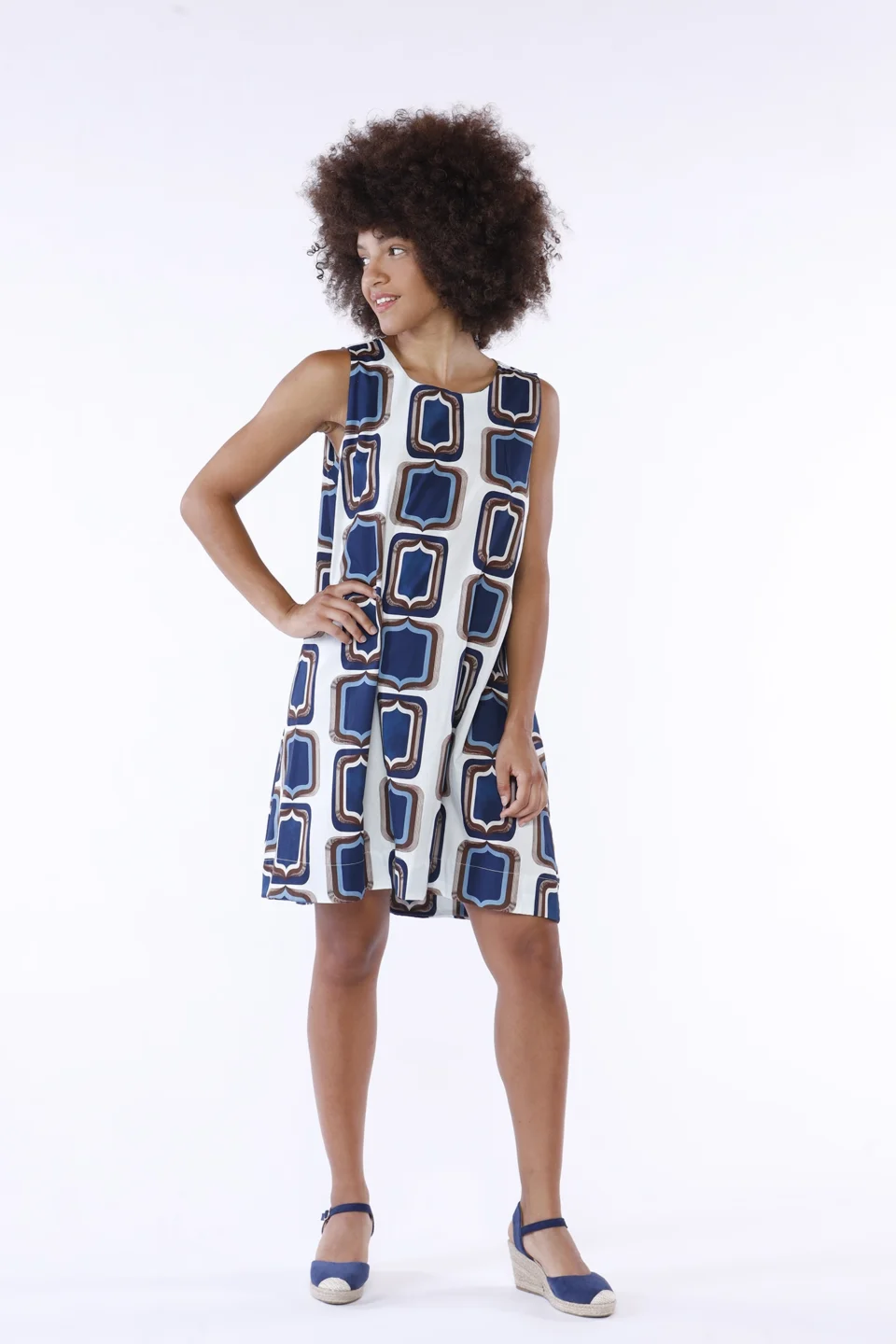 ABITO a fantasia geometrica smanicato con bottoncino di chiusura sul dorso ONEWORLD HYBRID