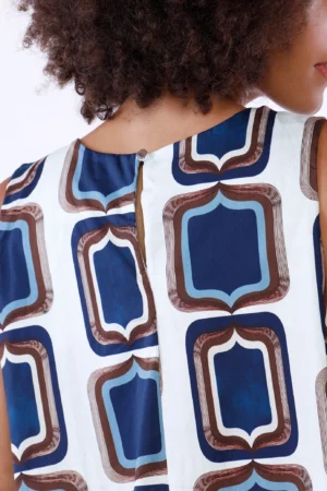 ABITO a fantasia geometrica smanicato con bottoncino di chiusura sul dorso