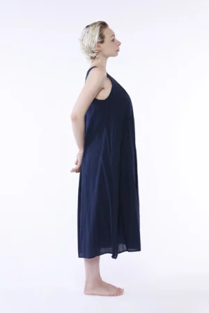 ABITO smanicato in tinta unita e scollo rotondo