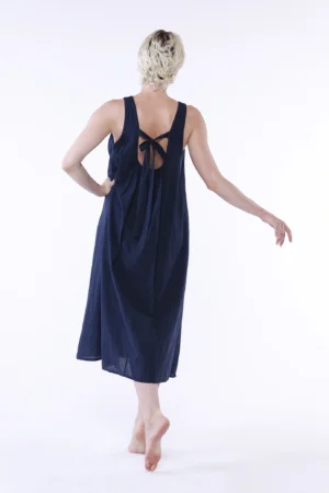 ABITO smanicato in tinta unita e scollo rotondo