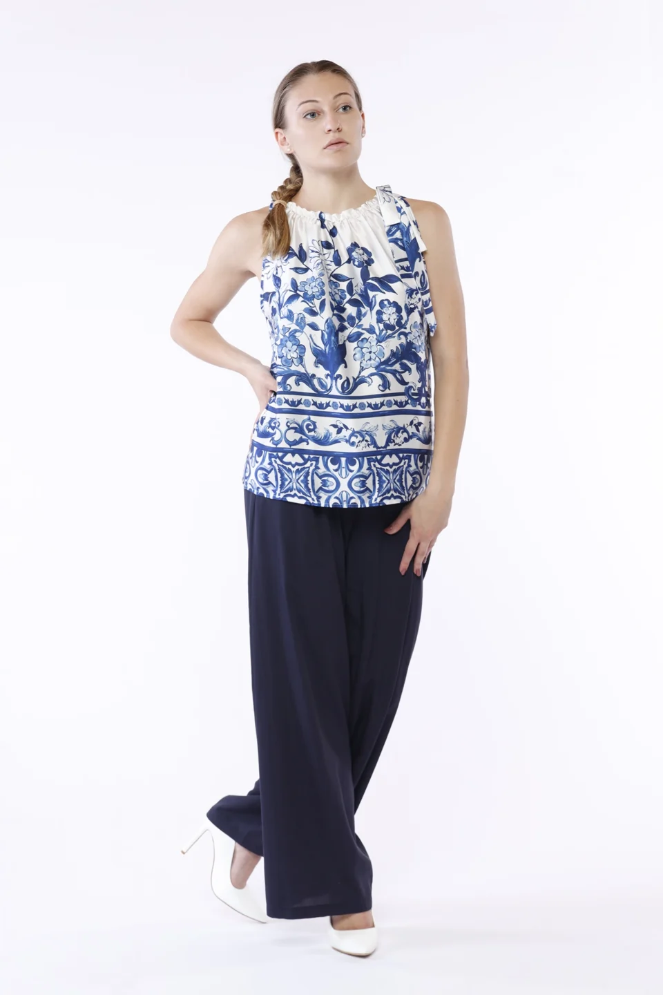 BLUSA smanicata a stampa fiori con fondo stratificato e grazioso collo arricciato con nastro laterale ONEWORLD HYBRID