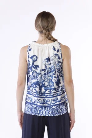 BLUSA smanicata a stampa fiori con fondo stratificato e grazioso collo arricciato con nastro laterale