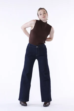 PANTALONE in denim a zampa con bottone e passanti alla cintura