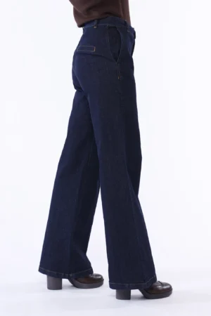 PANTALONE in denim a zampa con bottone e passanti alla cintura