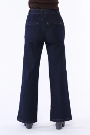 PANTALONE in denim a zampa con bottone e passanti alla cintura