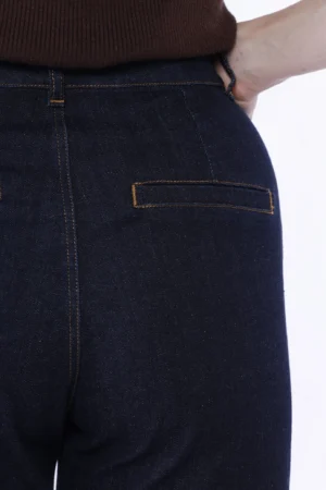 PANTALONE in denim a zampa con bottone e passanti alla cintura
