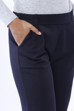 PANTALONE in punto milano con risvolti alle caviglie e comodo elastico di chiusura