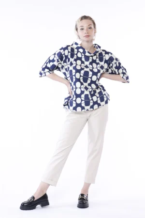 BLUSA ampia con stampa a fantasia geometrica e scollo a barca risvoltato