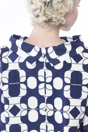 BLUSA ampia con stampa a fantasia geometrica e scollo a barca risvoltato
