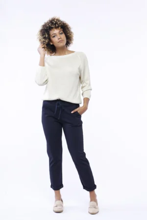 MAGLIA laminata con scollo a barca e orli a costine