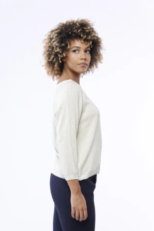 MAGLIA laminata con scollo a barca e orli a costine