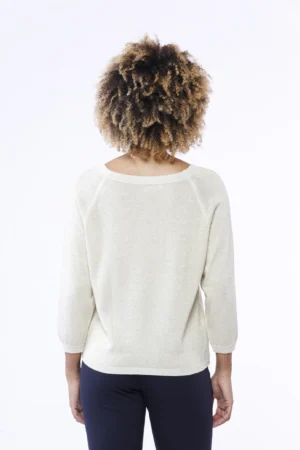 MAGLIA laminata con scollo a barca e orli a costine